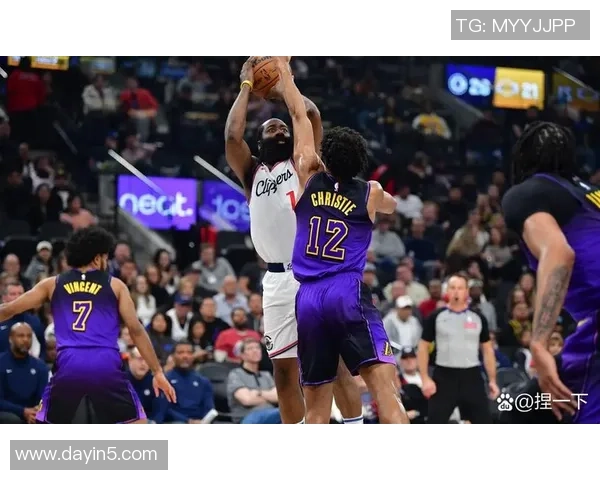 足球与篮球明星的精彩瞬间展现运动魅力与激情对决